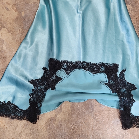 Satiny Lacy Lingerie with adjustable straps - Picture 6 of 6